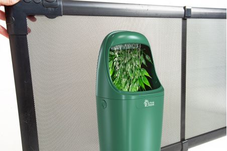 Fontaine plastique avec plante