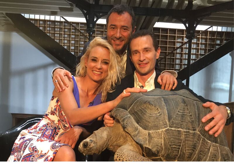 Karim Daoues avec Elodie Gossuin sur un tournage avec tortue géante