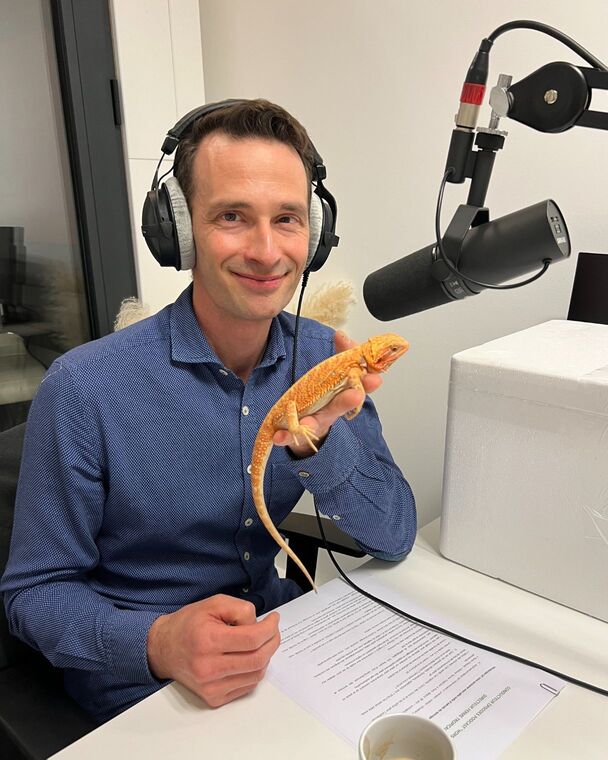 Karim Daoues en enregistremen radio avec un lézard