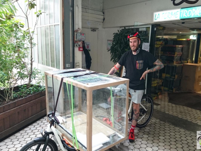 [Sur le vif] Transport de terrarium... à vélo !